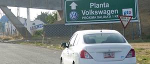 Ein Hinweisschild auf ein VW-Werk an einer Straße in Silao (Mexiko).