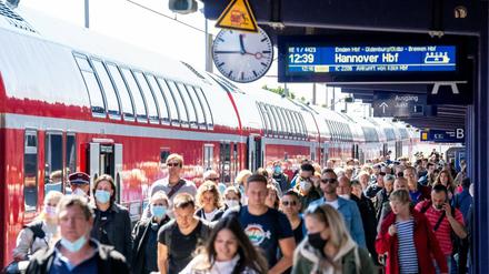 26 Millionen Neu-Euro-Tickets wurden verkauft. Das Experiment führte zu vollgestopften Zügen und überlasteten Zugbegleitern. Mittwoch läuft das Ticket aus. 