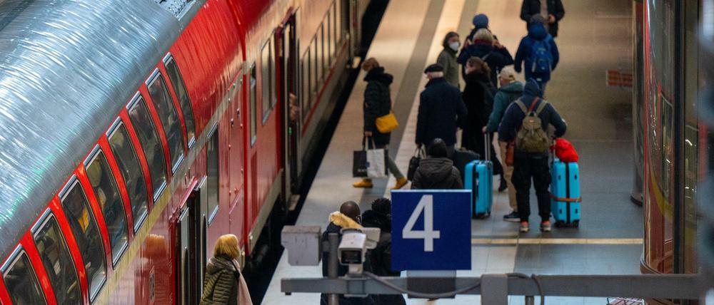 Fahrgäste steigen im Hauptbahnhof in einen Regionalzug der Deutschen Bahn.