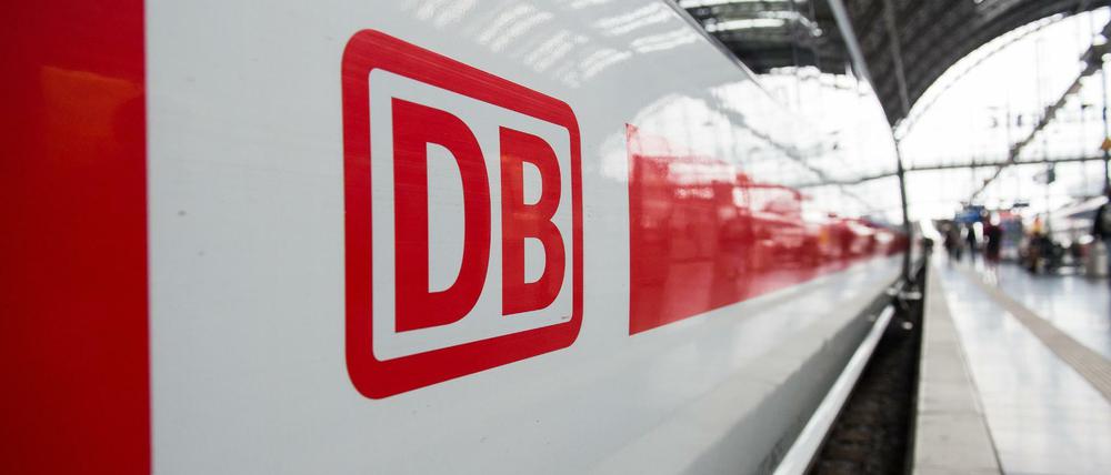 Das Logo der Deutschen Bahn ist auf einem ICE im Frankfurter Hauptbahnhof zu sehen.
