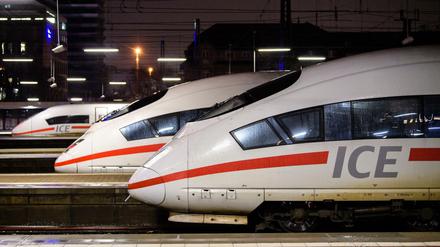 Züge vom Typ ICE stehen am Hauptbahnhof in München.