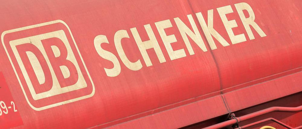 Ein Güterwaggon mit dem Logo der Deutschen Bahn-Tochter DB Schenker. Die Bahn erwägt eine Teilprivatisierung.