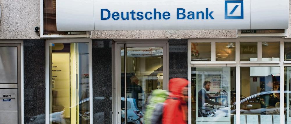 Die Deutsche Bank muss sparen - und schließt Filialen.