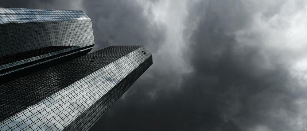 Dunkle Wolken sind über der Zentrale der Deutschen Bank aufgezogen. 