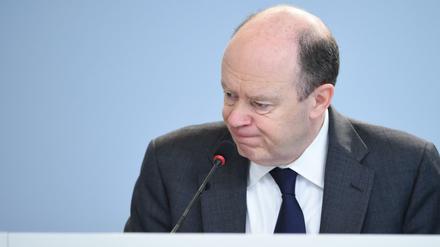 Der Co-Vorstandsvorsitzende der Deutschen Bank, John Cryan, schaut etwas bedröppelt bei der Vorlage der Bilanz 2015 im vergangenen Januar. 