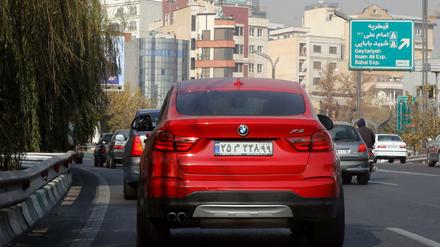 Runter von der Überholspur. Deutsche Autos wie dieser BMW dürften bald seltener auf Teherans Straßen zu sehen sein.