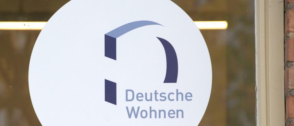 Das Logo des Immobilien-Anbieters Deutsche Wohnen klebt auf der Scheibe des Servicepoints des Unternehmens in Britz.