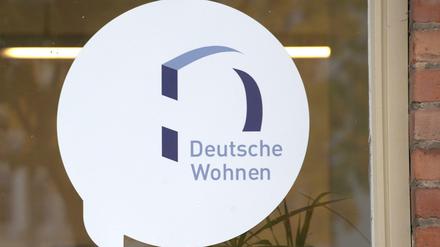 Das Logo des Immobilien-Anbieters Deutsche Wohnen klebt auf der Scheibe des Servicepoints des Unternehmens in Britz.