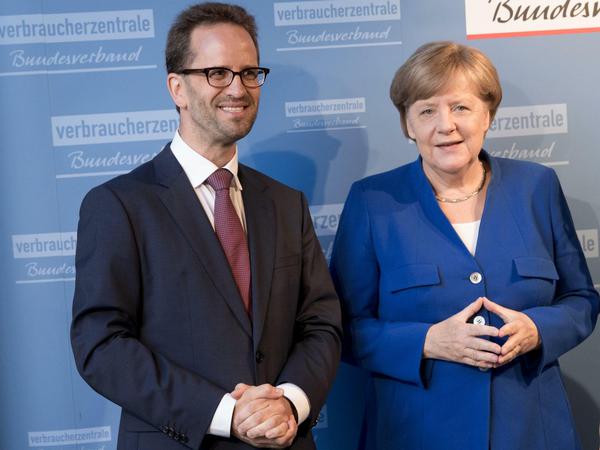 Gastgeber: Klaus Müller, Vorstand des Bundesverbands der Verbraucherzentralen, und Bundeskanzlerin Angela Merkel (CDU).