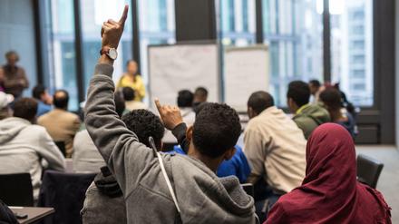 Flüchtlinge sitzen in der Zentrale der IG Metall beim Deutschunterricht der Initiative «Teachers on the Road». 