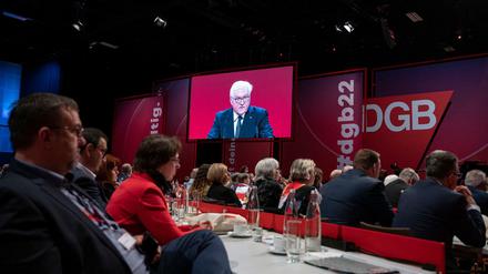  Bundespräsident Frank-Walter Steinmeier sprach am Sonntag bei der Eröffnungsveranstaltung des Bundeskongresses des Deutschen Gewerkschaftsbundes (DGB) in Berlin. 