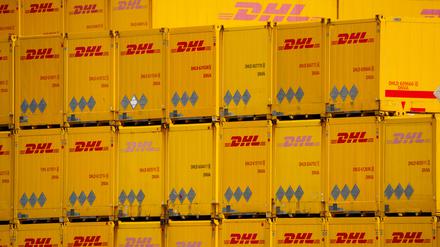 Viel zu liefern - nicht immer klappt's: DHL-Container im Frachlager in Krefeld