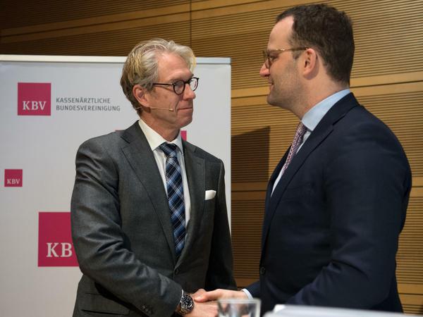 Andreas Gassen mit Bundesgesundheitsminister Jens Spahn (r.). Dessen Vorschläge sind für den BKV-Chef "überhaupt nicht zielführend".