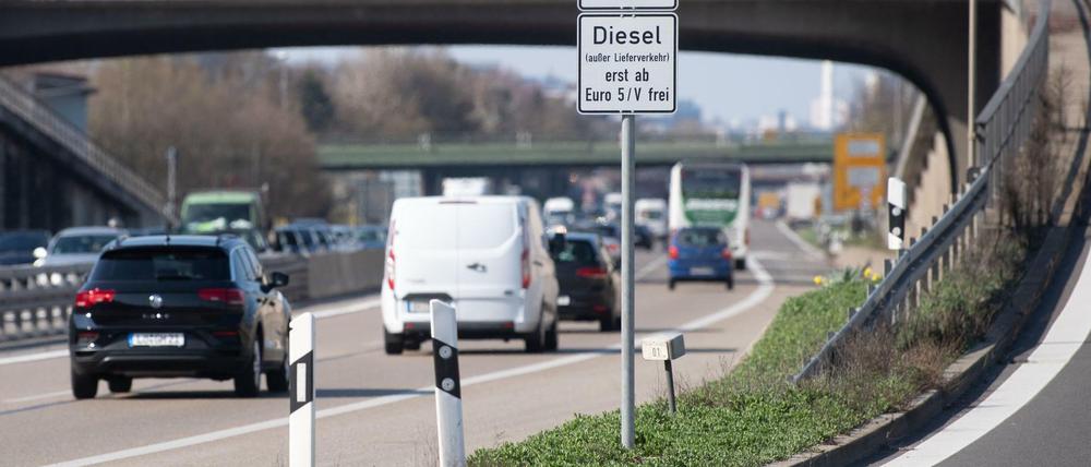 Stuttgart: Ein Schild weist auf das Diesel-Fahrverbot für Dieselfahrzeuge unter Euro 5 hin. 