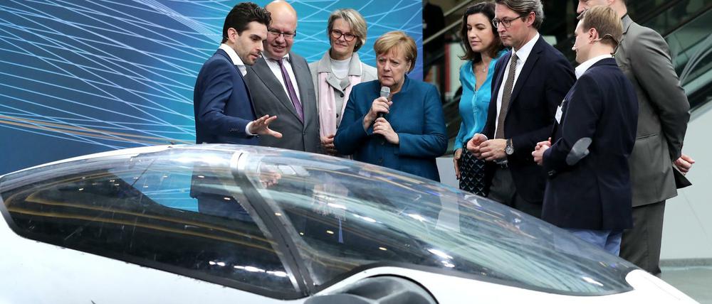Lufttaxen, hier das Modell eVTOL, könnten bald Alltag sein. Kanzlerin Angela Merkel und ihre Ministerinnen und Minister Peter Altmaier, Anja Karliczek (alle CDU) sowie Dorothee Bär und Andreas Scheuer (beide CSU) schauen noch skeptisch. 