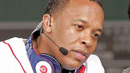 Auf die Ohren. Musiker Dr. Dre mit einem Paar der von ihm beworbenen Kopfhörer. Die Firma Beats hat er mitgegründet.