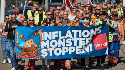 Hafenarbeiter demonstrieren mit einem Transparent für höhere Löhne. Verdi will für die Beschäftigten der Seehäfen bis zu 14 Prozent mehr Geld durchsetzen.