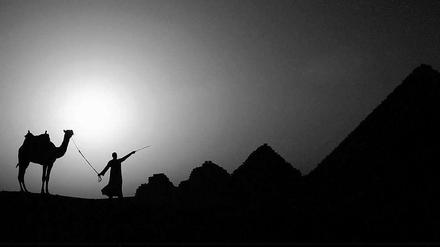 Das Sonnenland. Schon zu Zeiten des Baus der Pyramiden von Gizeh (um 2600 v. Chr) huldigten die Ägypter den Sonnengöttern. Die Strahlung ist etwa zweieinhalb Mal so stark wie in Deutschland. Ein optimales Land für die Fotovoltaik – eigentlich.