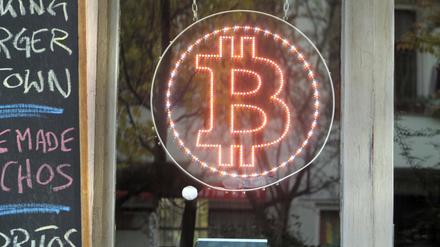 Bitcoin-Symbol in der Fensterscheibe eines Berliner Restaurants.