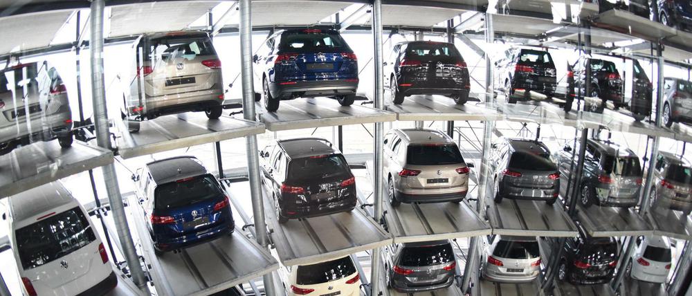 Verschiedene VW-Modelle stehen in einem Turm der Autostadt Wolfsburg zur Auslieferung bereit.