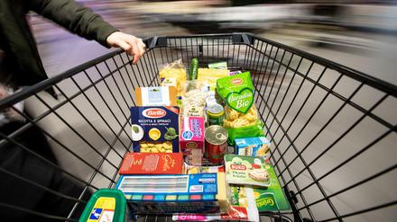 Unter den Einkäufen im Supermarkt können sich immer öfter Produkte befinden, die später zurückgerufen werden.