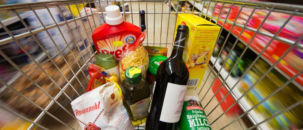 Probieren oder schon beim Einkauf die Ware essen und erst später zahlen? Nicht alles ist rechtlich erlaubt im Supermarkt.