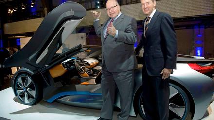 Gesehen und für gut befunden. Umweltminister Peter Altmaier mit BMW-Entwicklungsvorstand Herbert Diess vor dem BMW i8. 