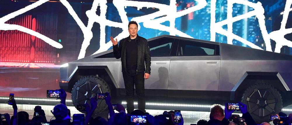Tesla-Chef Elon Musk hat einen futuristisch aussehenden Elektro-Pickup vorgestellt