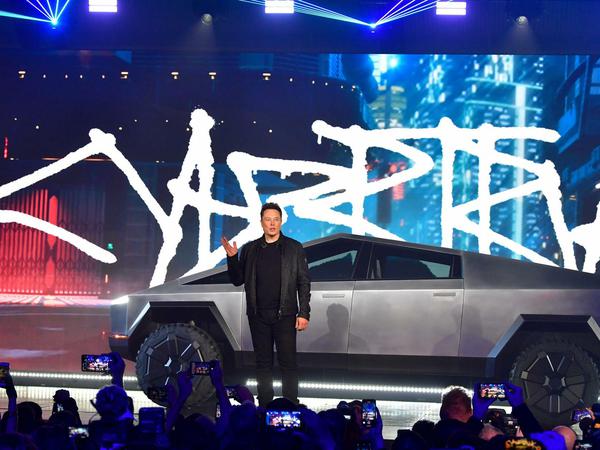 Tesla-Chef Elon Musk hat einen futuristisch aussehenden Elektro-Pickup vorgestellt
