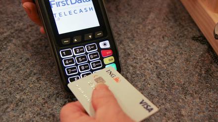 Girokarten werden künftig kosten. Kreditkarten (im Bild) könnten sie als Zahlungsmittel Nummer eins ersetzten. (Symbolbild)