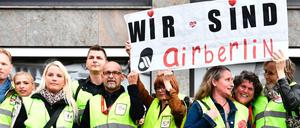 Rund 80 Prozent der Belegschaft von Air Berlin könnte übernommen werden, teilte die insolvente Fluggesellschaft mit.