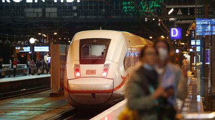 Ein Zug fährt in den Hauptbahnhof Köln ein.