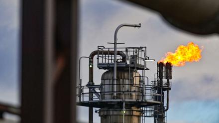 Schwedt: In der PCK-Raffinerie GmbH wird überschüssiges Gas in der Rohölverarbeitungsanlage verbrannt.