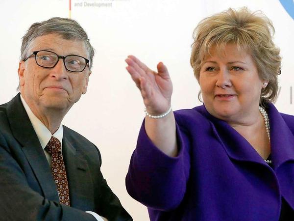 Norwegens Ministerpräsidentin Erna Solberg mit Microsoft-Gründer Bill Gates Ende Januar 2015 auf einer Konferenz der Impf-Initiative GAVI in Berlin.