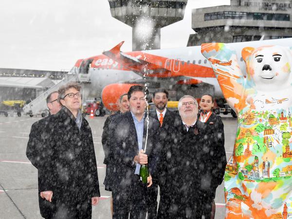 Der Geschäftsführer der Flughafen Berlin Brandenburg, Engelbert Lütke Daldrup (links), Easyjet-Europachef Thomas Haagensen (Mitte) und der Aufsichtsratschef der Flughafengesellschaft, Rainer Bretschneider (links) lassen die Korken knallen.