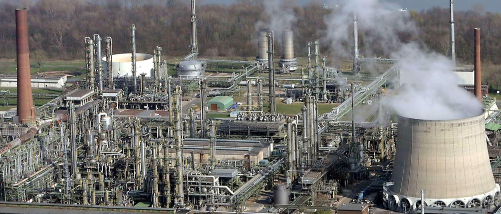 Eine Raffinerie von Shell gehört zu den wenigen Anlagen der deutschen Schwerindustrie, die bis 2020 überhaupt Kohlendioxid-Zertifikate ersteigern muss. Die meisten energieintensiven Industrieunternehmen haben mehr Zertifikate zugewiesen bekommen, als sie verbrauchen können. 
