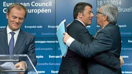 Gut geklappt. EU-Chef Tusk, der italienische Ministerpräsident Renzi und Kommissionspräsident Juncker (von links) freuen sich in Brüssel über die Gipfelergebnisse. 