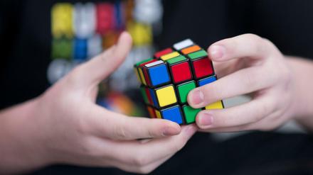  Ein Jugendlicher löst einen "Rubik`s Cube". 