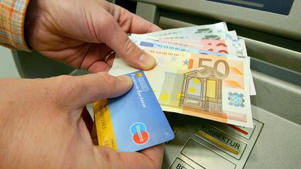 Nach Ansicht der Experten sollten Verbraucher über einen Kontowechsel nachdenken, wenn die Bank im Jahr mehr als 60 Euro Gebühren kassiert. 
