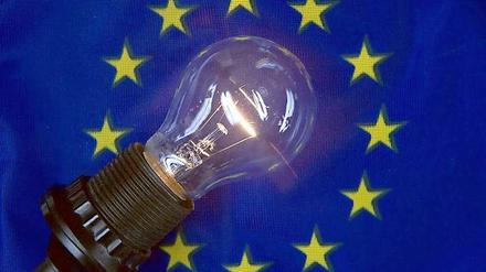 Die EU will, dass die klassische Glühbirne am 1. September 2012 vom Markt verschwindet. Handel und Industrie versuchen das Verbot zu umgehen.