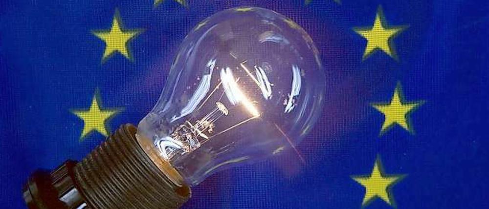 Die EU will, dass die klassische Glühbirne am 1. September 2012 vom Markt verschwindet. Handel und Industrie versuchen das Verbot zu umgehen.