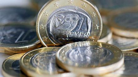 Der Euro wird zehn Jahre alt: anlässlich des Jubiläums wird um seine Existenz gerungen. 