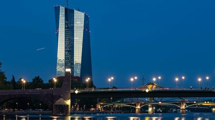 Die Zentrale der Europäischen Zentralbank (EZB): Auch hier sollte man bald zum Entschluss kommen, die Zinsen steigen zu lassen. 
