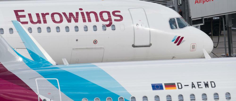 Zwei Flugzeug der Lufthansa-Tochter Eurowings stehen auf dem Flughafen Düsseldorf. 