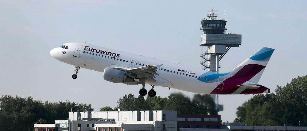 Ein Flugzeug von Eurowings startet auf der Nordbahn vom Hannover Airport. 
