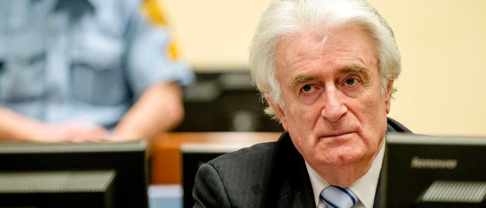 So regungslos wie möglich verfolgte der ehemalige Präsident der Serben, Radovan Karadzic, die Verkündung seines Urteils vor dem Kriegsverbrechertribunal in Den Haag.