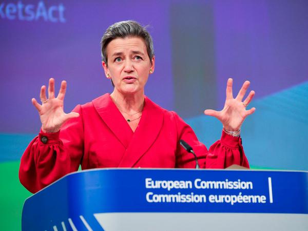 Die für Digitales zuständige EU-Kommissionsvizepräsidentin Margrethe Vestager stellt die Pläne für die Regulierung der Techkonzerne vor. 