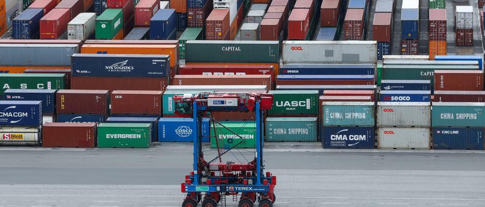Container-Lagerplatz am Hamburger Hafen. Deutsche Exporte in alle Welt brummen.