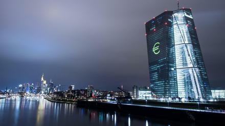 Ein „Euro-Zeichen“ wird auf die Fassade der Europäischen Zentralbank (EZB) projiziert.