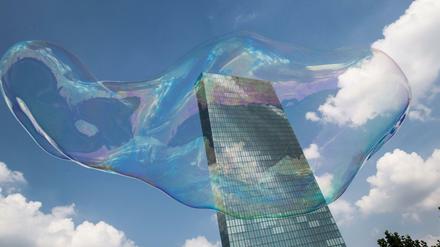 Eine riesige Seifenblase schwebt am 27.07.2014 in Frankfurt am Main (Hessen) vor dem Neubau der Europäischen Zentralbank (EZB). 
